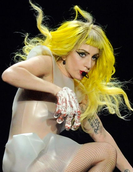 Lady Gaga mit gelbem Pony