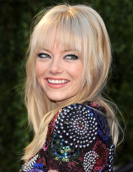 Emma Stone mit blondem Fransenpony