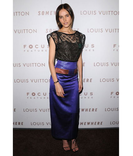 Isabel Lucas im engen Rock
