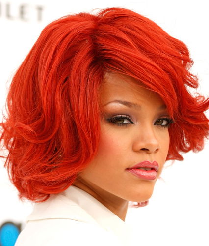 Rihanna mit knallrotem Schopf