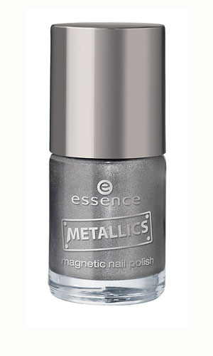 Grauer Nagellack im Metallic Look von essence
