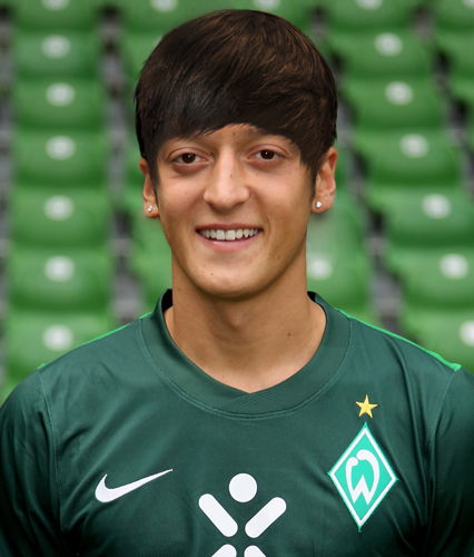 Mesut Özil mit Bieber-Frisur