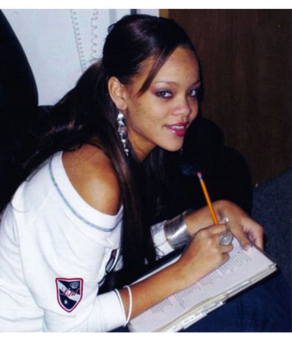 Rihanna mit unreiner Haut in der Pubertät
