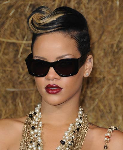 Rihanna-Frisur mit kleiner Haartolle
