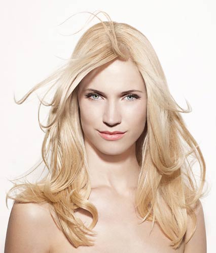 Natürliche Langhaarfrisur in Blond