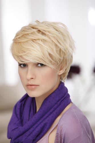 Lockere Kurzhaarfrisur in Blond