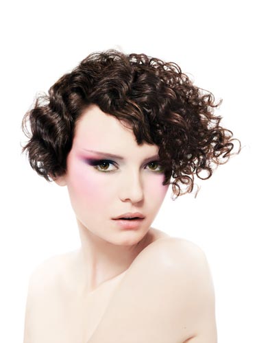 Asymmetrischer Schnitt mit Locken