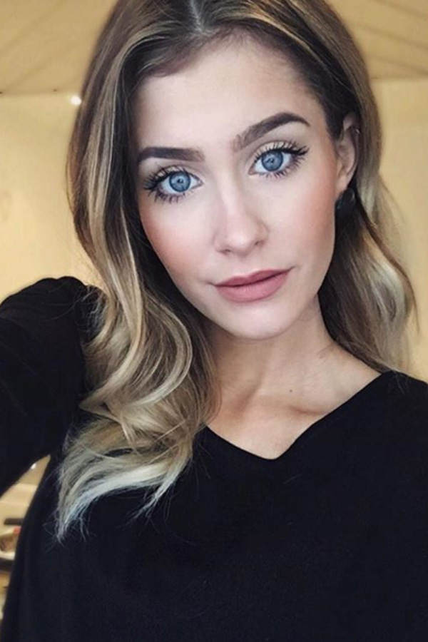 MRS BELLA: "Glossy Talk" für Maybelline New York