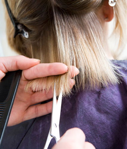 Regelmäßig Haarspitzen schneiden