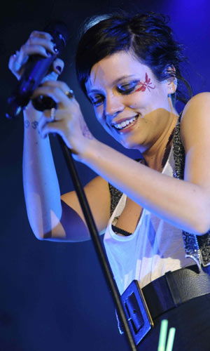 Lily Allen mit Fake Tattoo im Gesicht