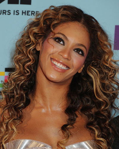 Beyoncé mit Naturlocken