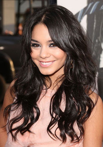 Vanessa Hudgens mit großen Wellen