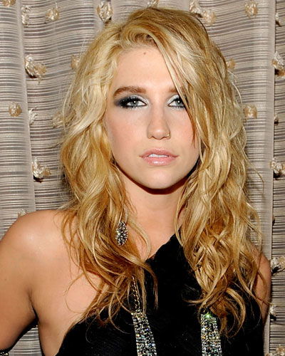 Kesha mit zerzauster Mähne
