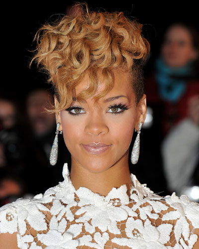 Rihanna mit Locken-Pony