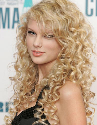 Taylor Swift mit blonden Kringeln