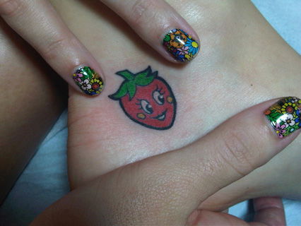 Twitpic Katy Perry mit Erdbeer-Tattoo