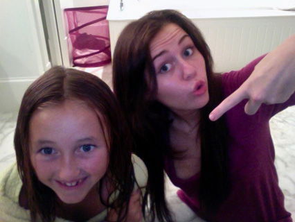 Twitpic Miley Cyrus mit Schwester Noah