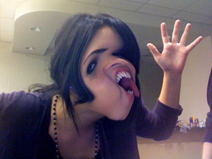 Twitpic Demi Lovato mit verzerrtem Gesicht