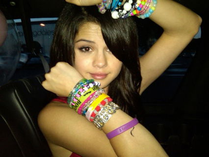 Twitpic Selena Gomez mit Fan-Armbändern