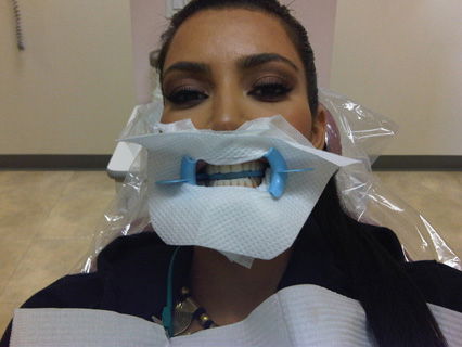 Twitpic Kim Kardashian beim Zahnarzt