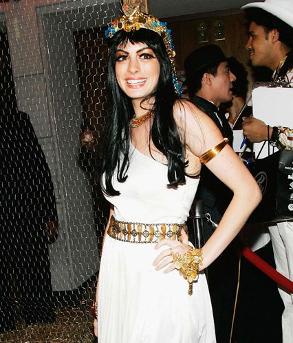 Anne Hathaway als Cleopatra