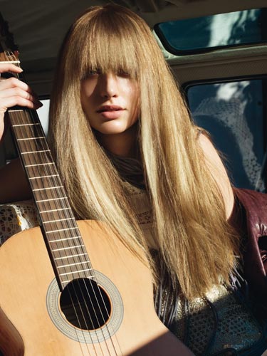 Lange, blonde Haare mit Pony
