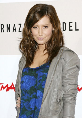 Ashley Tisdale mit braunen Haaren