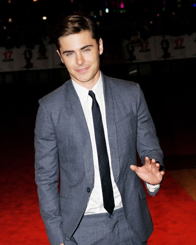 Zac Efron mit zurückgegelten Haaren