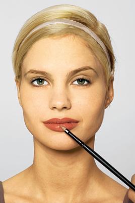 Lippenstift vorsichtig auftragen