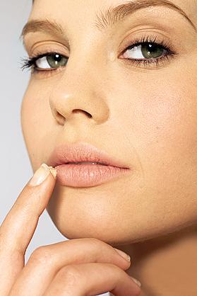 Lippengrundierung mit Make-up