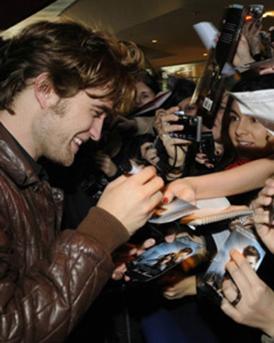 Rob schreibt Autogramme