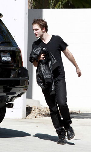 Robert Pattinson ganz in schwarz