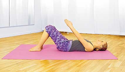 Crunches mit gestreckten Armen