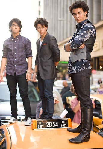 Jonas Brothers auf einem Yellow Cab in New York