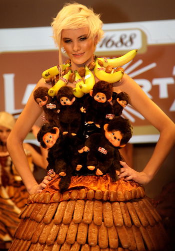 Jennifer mit Affen-Bananen-Kostüm
