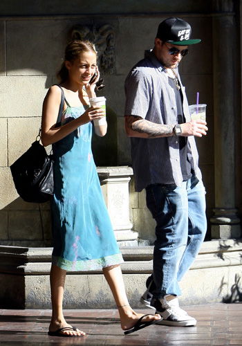 Nicole Richie im blauen Spießerkleid