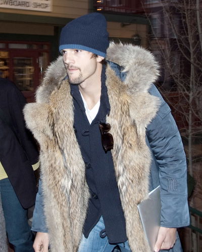 Ashton Kutcher mit Pelzmantel
