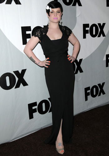 Kelly Osbourne im schwarzen Kleid