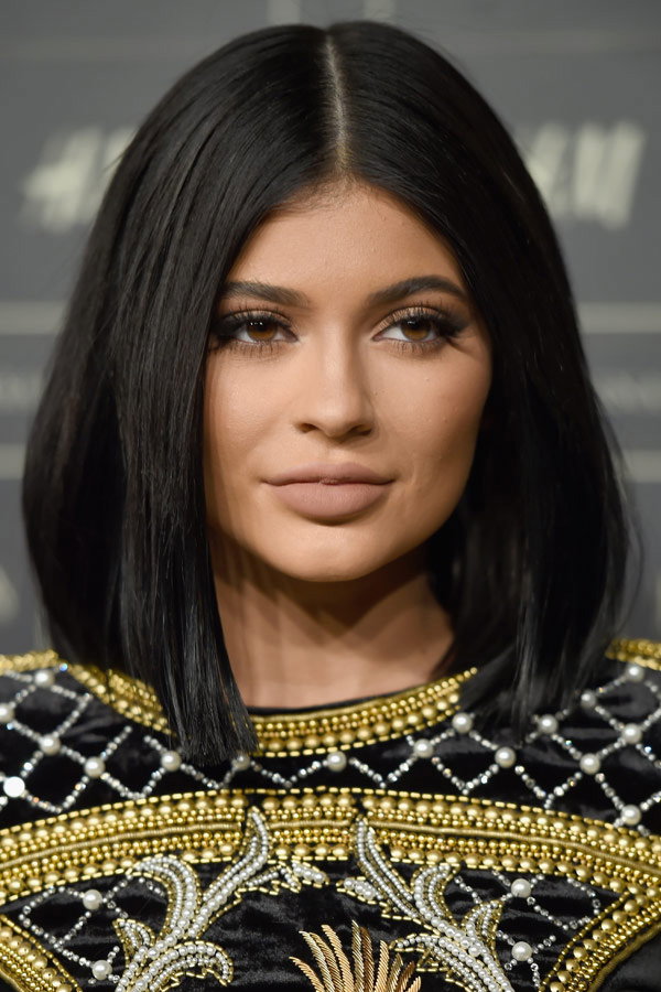 Kylie Jenner mit schwarzen Haaren