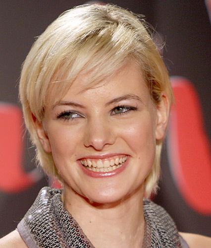 Jennifer Hof mit blondem Kurzhaarschnitt