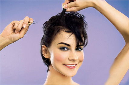 Haare mit Klammern feststecken