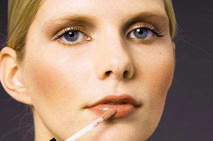 4. Zartbraunes Nude-Gloss