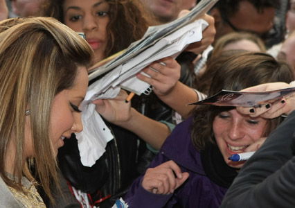 Ashley schreibt Autogramme