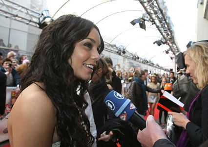 Vanessa Hudgens beantwortet Fragen