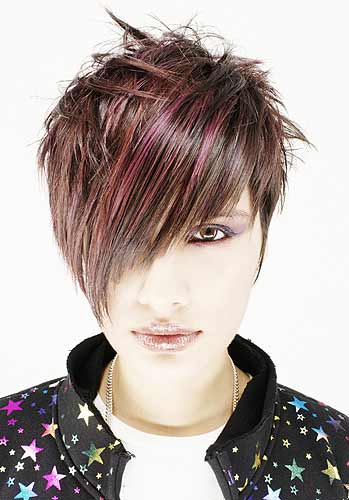 Kurzhaarschnitt im Emo-Look