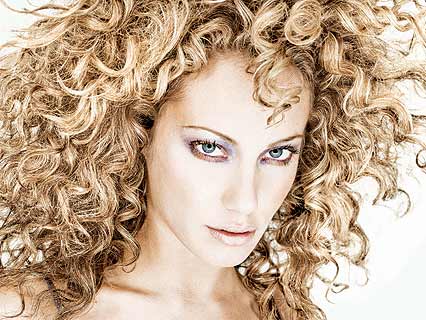 Trendige Frisur im Curly-Look
