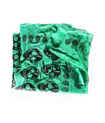 Schal mit Totenkopf-Motiven