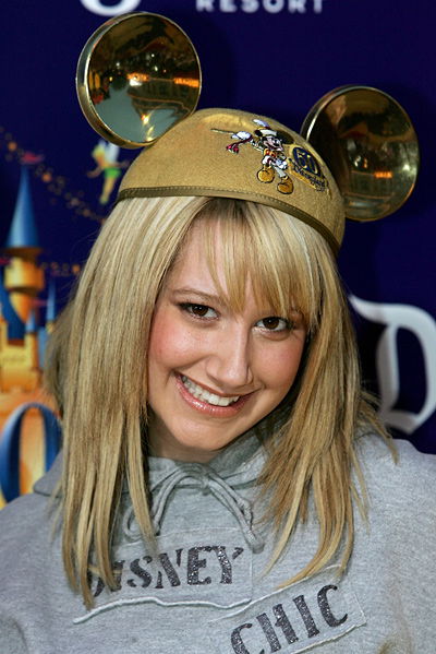 Ashley mit Mickey-Mouse-Hut