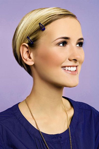 Kurze Haare mit festgestecktem Pony
