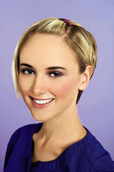 Kurze Haare mit fixiertem Pony